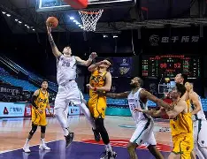 转会期NBA季后赛焦点战；山东男篮回应争议；悬念犹存；更衣室氛围转暖的简单介绍